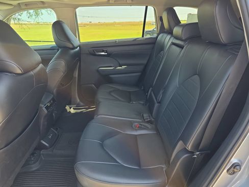 Used 2023 Toyota Highlander XLE FWD image 11
