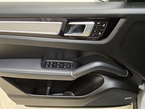 Used 2022 Porsche Cayenne Platinum Edition image 30