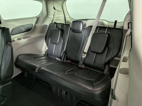 Used 2023 Chrysler Pacifica Touring-L FWD image 26