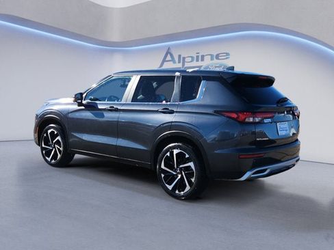 Used 2024 Mitsubishi Outlander SE image 3