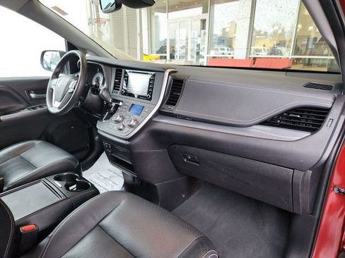 Used 2020 Toyota Sienna SE image 28