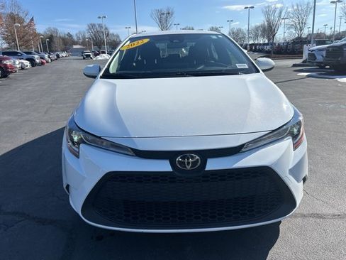Used 2022 Toyota Corolla LE image 2