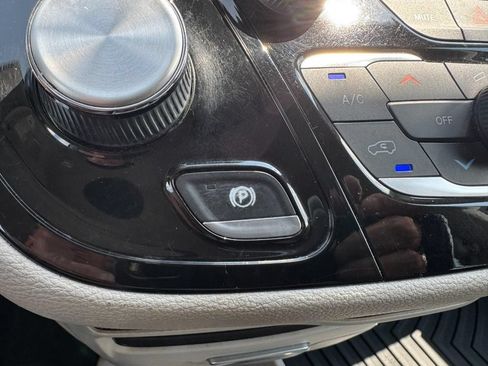 Used 2021 Chrysler Pacifica Touring-L FWD image 22