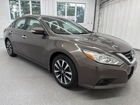 Used 2016 Nissan Altima 2.5 SV w/ Convenience Package FWD image 3