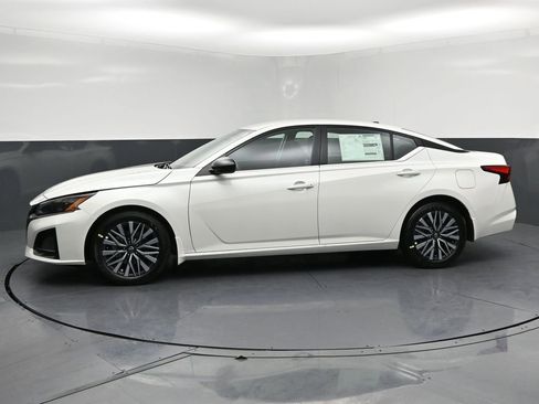 New 2026 Nissan Altima 2.5 SV FWD image 2