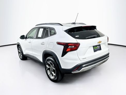 Used 2025 Chevrolet Trax LT w/ LT Convenience Package FWD image 5