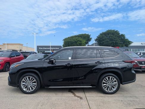 Used 2024 Toyota Highlander Platinum FWD image 3