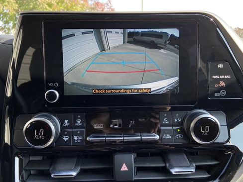 Used 2024 Toyota Highlander LE image 19