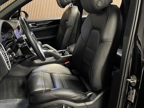 Used 2019 Porsche Cayenne w/ Premium Package AWD/4WD image 37
