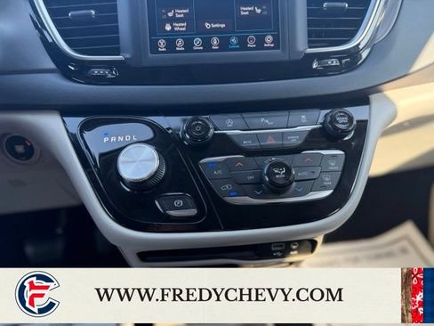 Used 2020 Chrysler Pacifica Touring-L FWD image 12