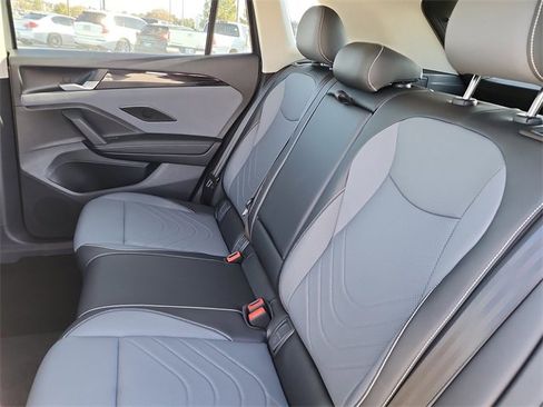 New 2025 Volkswagen Tiguan SE image 15