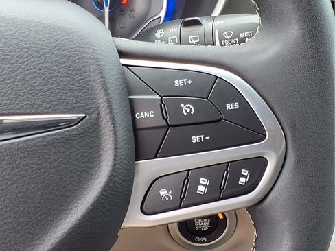 Used 2023 Chrysler Pacifica Touring-L FWD image 16