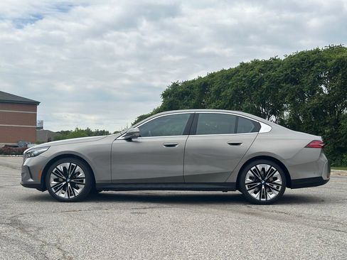 New 2026 BMW 530i xDrive w/ Premium Package AWD/4WD image 4