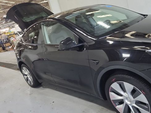 Used 2024 Tesla Model Y Long Range AWD/4WD image 2