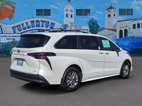 Used 2025 Toyota Sienna XLE w/ XLE Plus Package AWD/4WD image 4