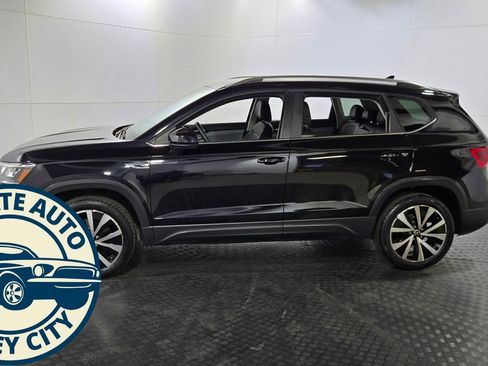 Used 2024 Volkswagen Taos SE image 4