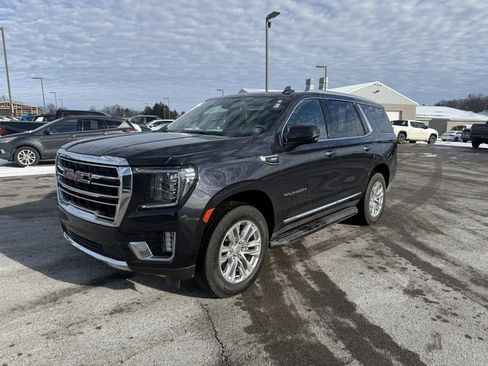 Used 2024 GMC Yukon SLT w/ SLT Premium Package image 3
