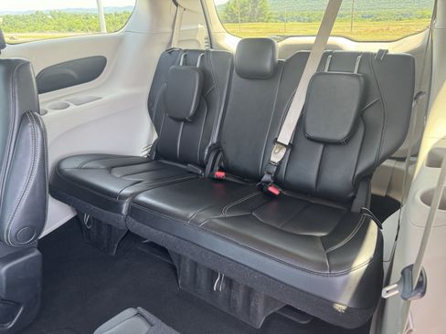 Used 2023 Chrysler Pacifica Touring-L FWD image 14
