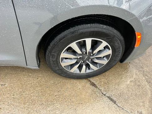 Certified 2022 Chrysler Pacifica Touring-L image 24