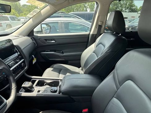 Certified 2025 Nissan Pathfinder SL w/ Cargo Package AWD/4WD image 10