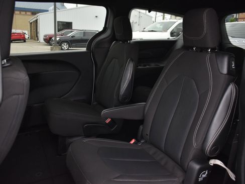 Used 2023 Chrysler Pacifica Touring FWD image 17