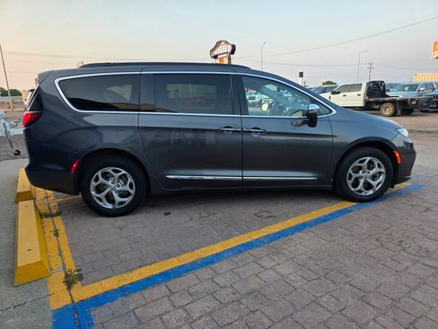 Used 2022 Chrysler Pacifica Limited AWD/4WD image 4