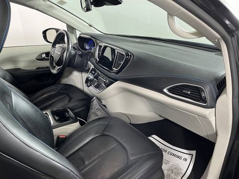 Used 2021 Chrysler Pacifica Touring-L image 41