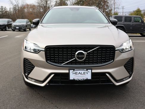 Used 2025 Volvo XC60 B5 Core image 2