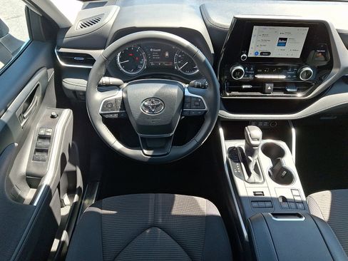 Used 2025 Toyota Highlander LE AWD/4WD image 11