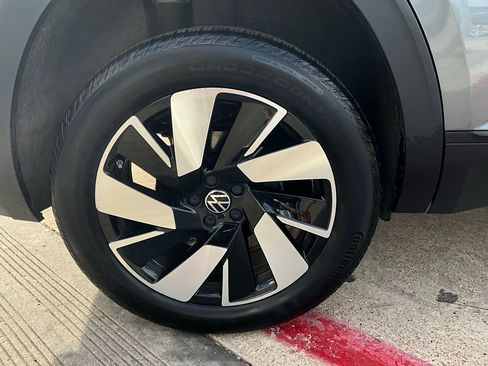 Used 2025 Volkswagen Atlas Cross Sport SE image 9