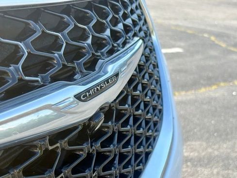 Used 2023 Chrysler Pacifica Touring-L image 16