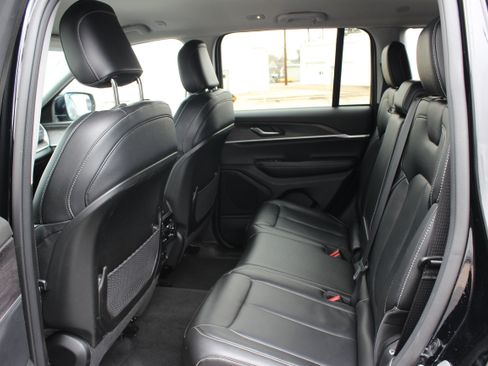 Used 2023 Jeep Grand Cherokee Limited image 15