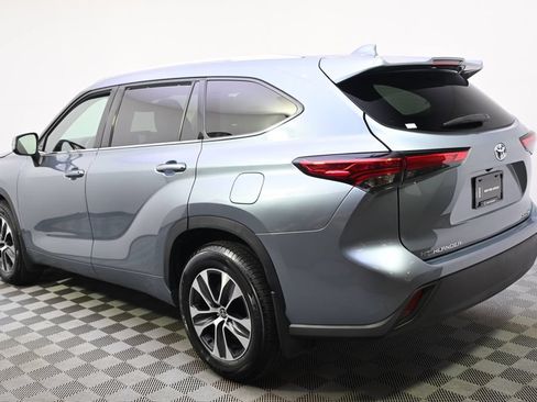 Used 2021 Toyota Highlander XLE AWD/4WD image 3