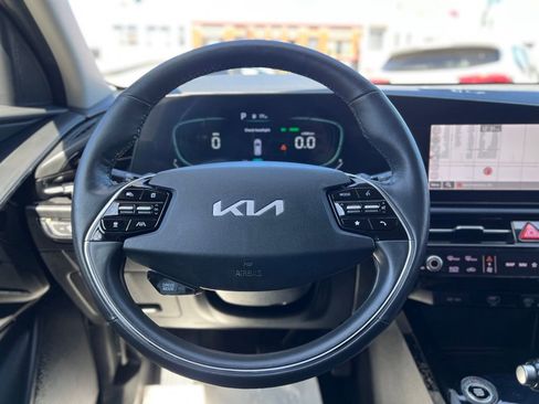 Used 2023 Kia Niro SX image 34