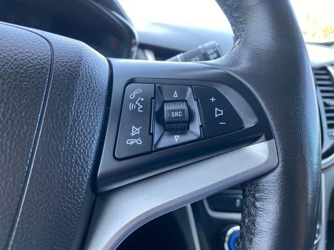 Used 2021 Chevrolet Trax LT w/ LT Convenience Package FWD image 24