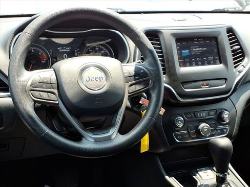 Used 2019 Jeep Cherokee Latitude w/ Popular Appearance Group FWD image 3