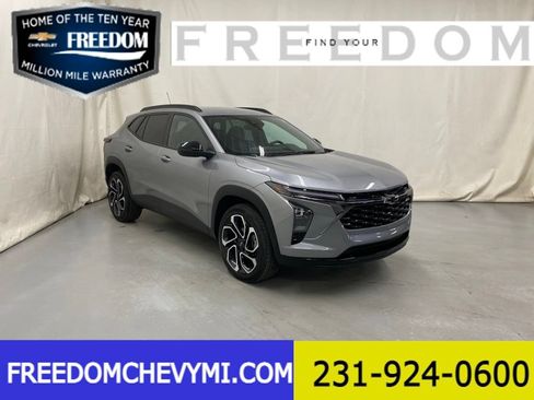 Used 2025 Chevrolet Trax RS FWD image 1