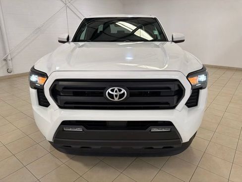Used 2025 Toyota Tacoma SR5 AWD/4WD image 9