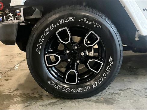 Used 2017 Jeep Wrangler Sahara AWD/4WD image 7