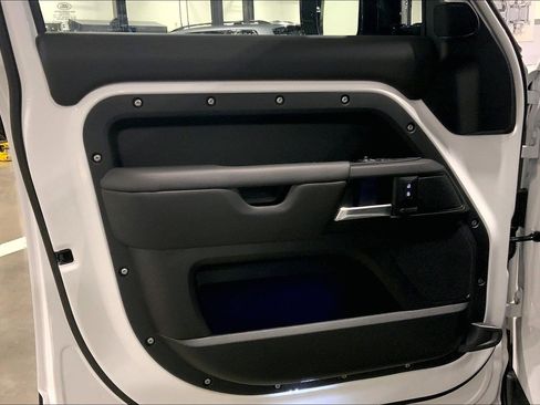Used 2025 Land Rover Defender 130 X-Dynamic SE image 21