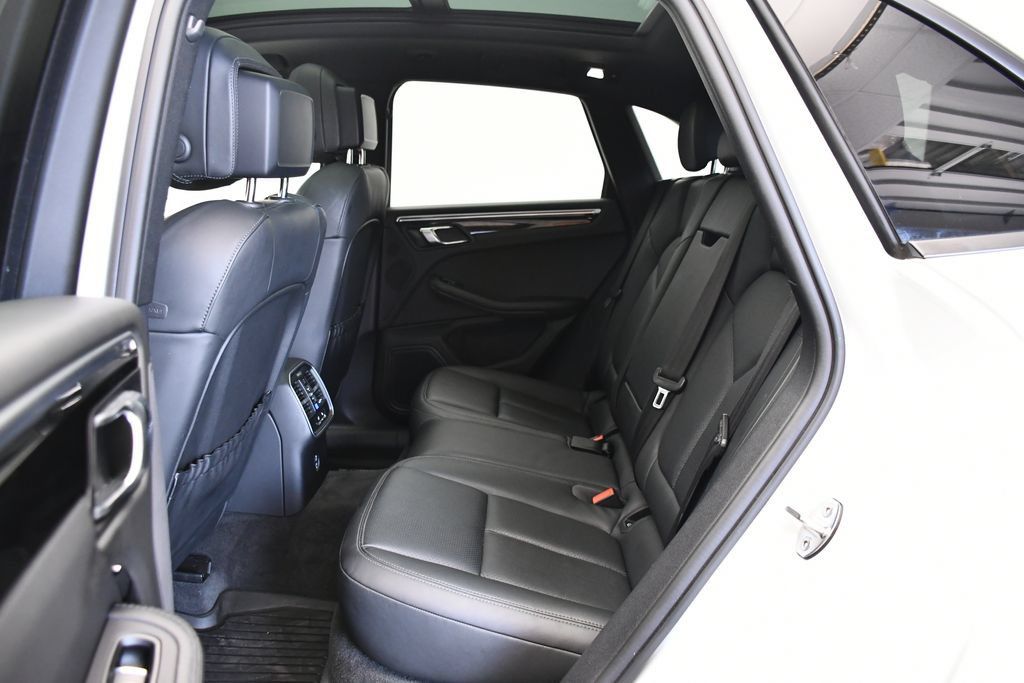 Certified 2023 Porsche Macan AWD/4WD image 37
