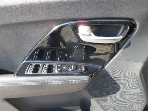 Used 2019 Kia Niro S Touring image 11