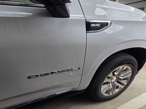 Used 2022 GMC Yukon XL Denali AWD/4WD image 9