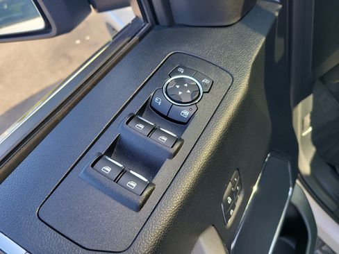 Used 2019 Ford F150 Platinum w/ Equipment Group 701A Luxury AWD/4WD image 17