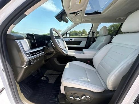 Used 2025 Hyundai Santa Fe Calligraphy FWD image 2