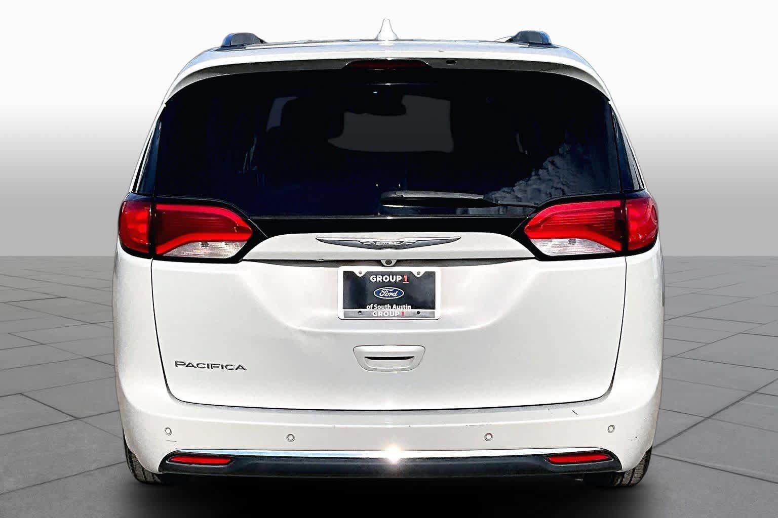 Used 2017 Chrysler Pacifica Touring-L Plus w/ Tire & Wheel Group FWD image 6