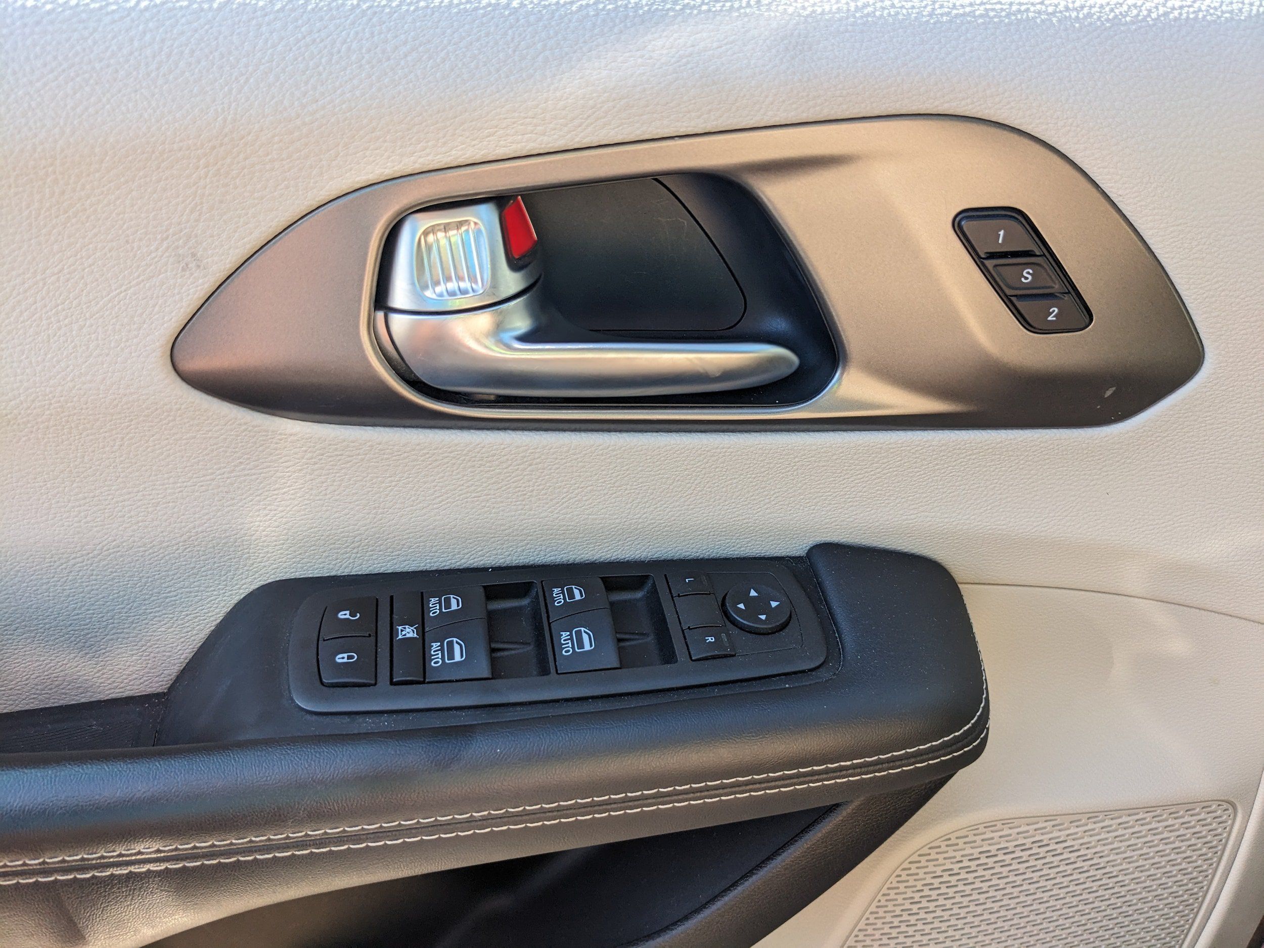 Used 2022 Chrysler Pacifica Touring-L w/ Uconnect Theater Family Group AWD/4WD image 38