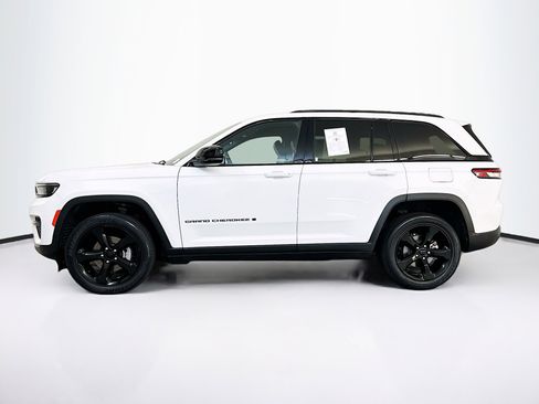 Used 2023 Jeep Grand Cherokee Altitude image 4
