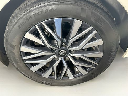 Used 2025 Nissan Altima 2.5 SV image 11