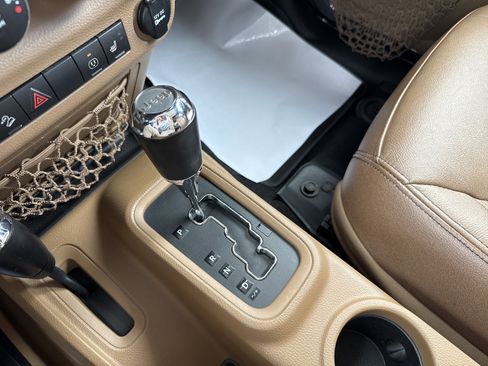 Used 2016 Jeep Wrangler Unlimited Rubicon w/ Connectivity Group image 23